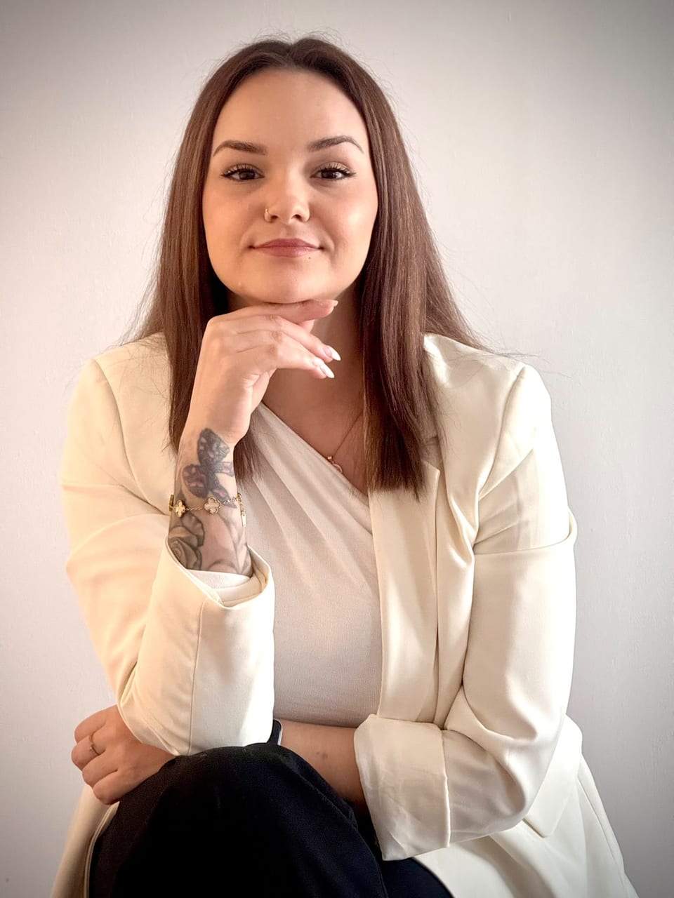 Catarina Rodrigues, de blazer branco, no seu estúdio em Massamá