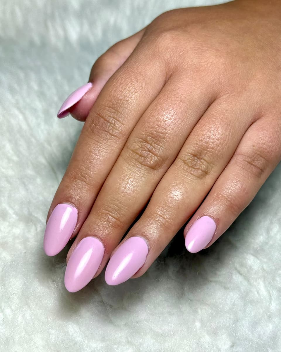 Unhas de gel em rosa claro