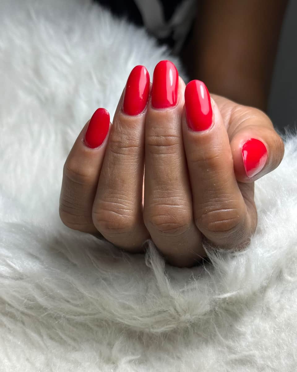 Unhas de gel vermelhas, acabamento brilhante